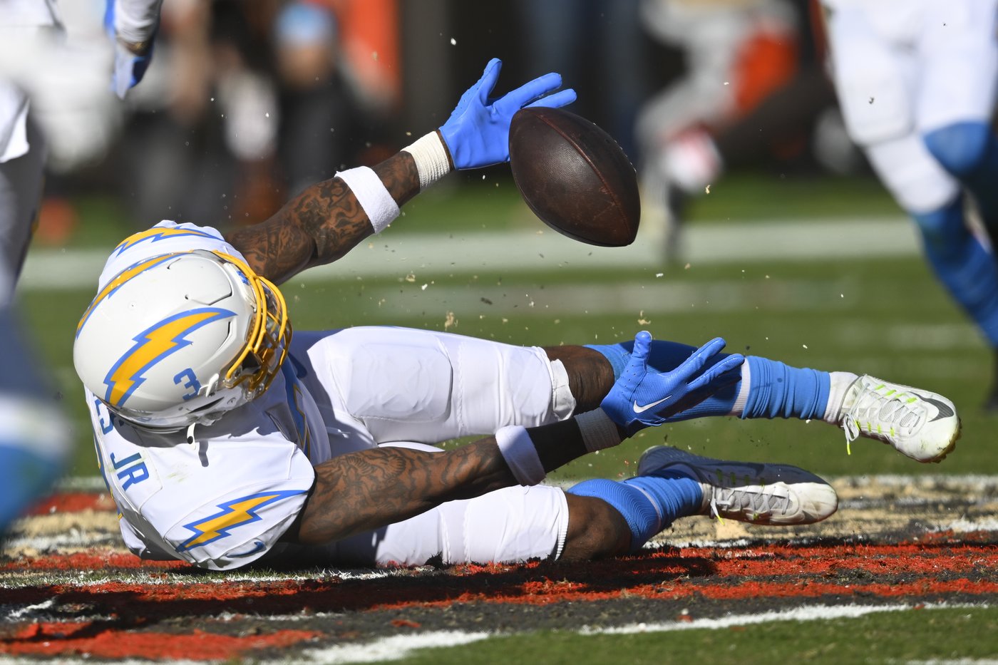 Justin Herbert throws 2 TD passes, Chargers clamp down on Jameis Winston in 27-10 win over Browns | iNFOnews.ca