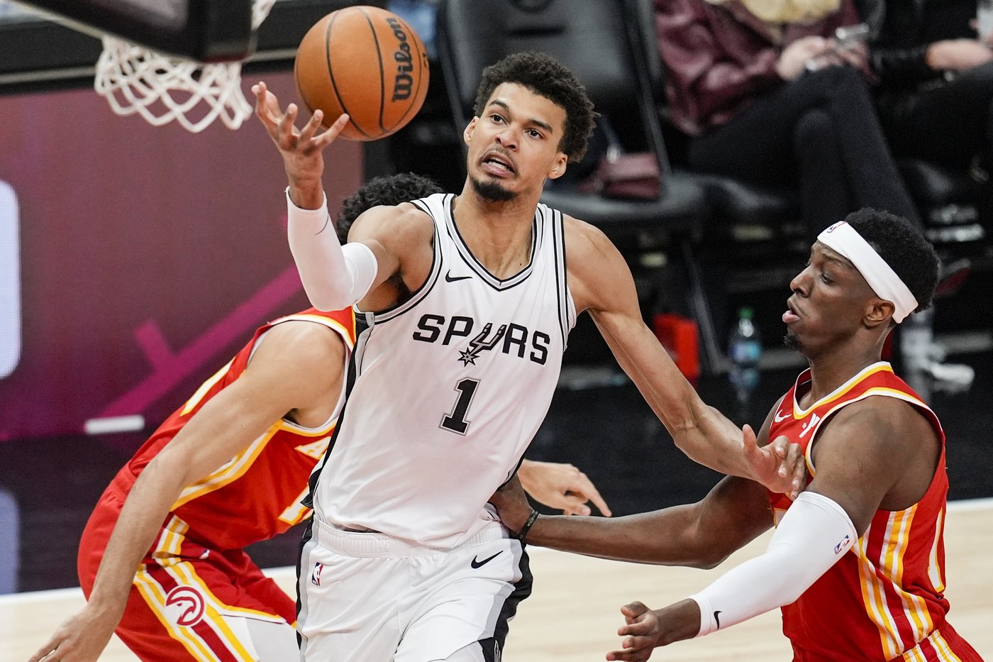 Wembanyama hits decisive free throw as Spurs hold off Hawks 126-125 in Fox's debut | iNFOnews.ca