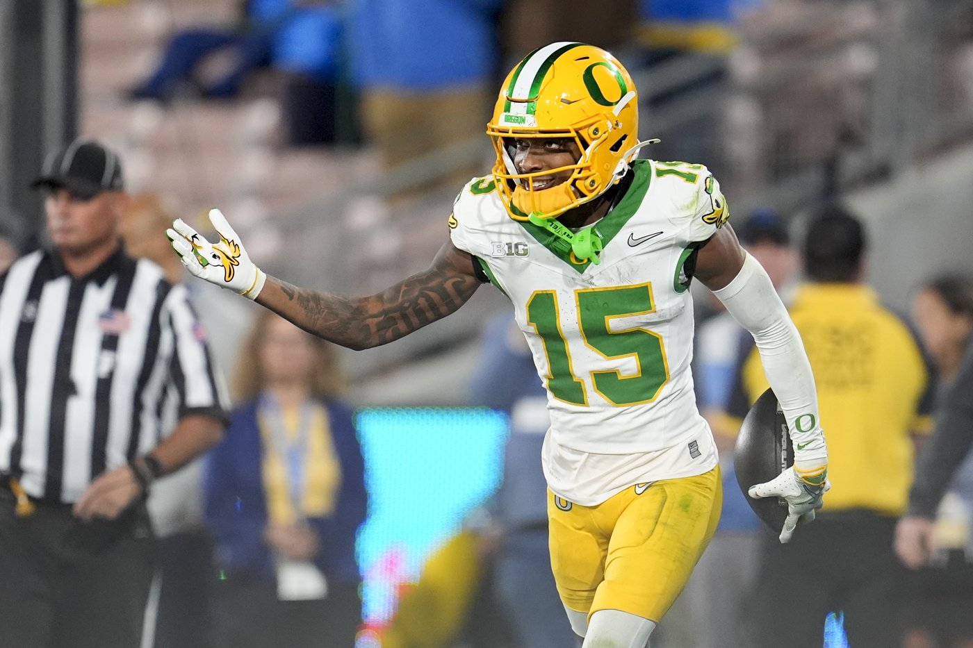 Dillon Gabriel throws for 3 TDs as No. 8 Oregon beats UCLA 34-13 in first Big Ten game | iNFOnews.ca Dillon Gabriel throws for 3 TDs as No. 8 Oregon beats UCLA 34-13 in first Big Ten game | iNFOnews.ca