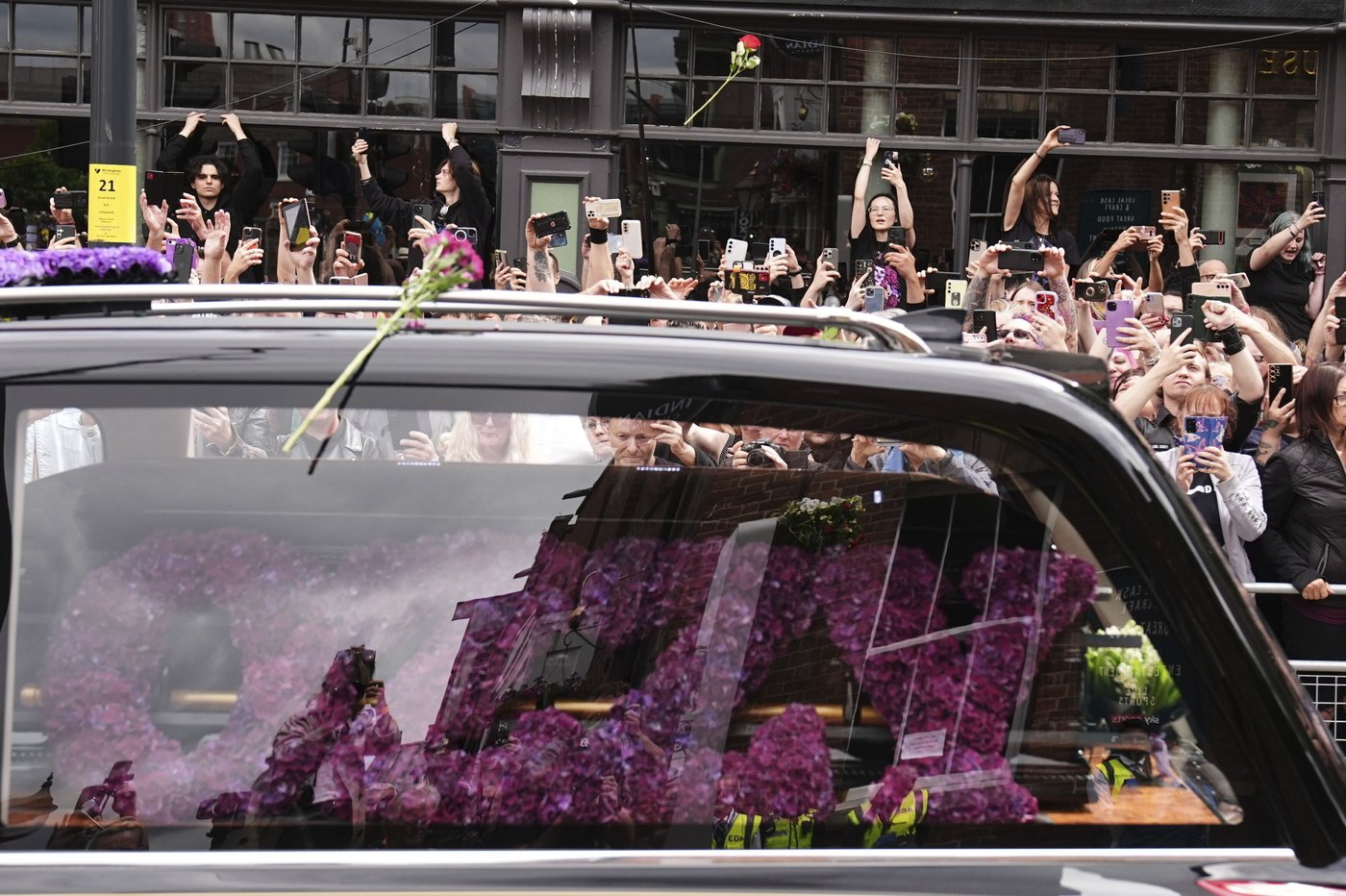 Birmingham gives an emotional farewell to Ozzy Osbourne as tearful family lead tributes | iNFOnews.ca