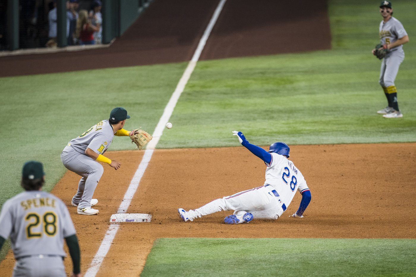 Soderstrom hits a 2-run double as the A's knock off the Rangers 2-1 | iNFOnews.ca