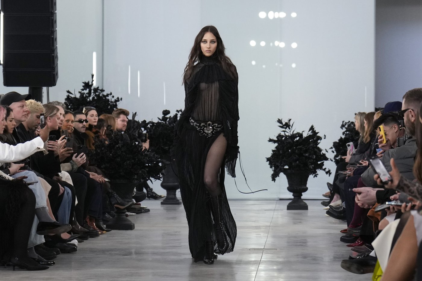 Irina Shayk opens Blumarine show in Milan injecting buzz into creative director David Koma’s debut | iNFOnews.ca Irina Shayk opens Blumarine show in Milan injecting buzz into creative director David Koma’s debut | iNFOnews.ca
