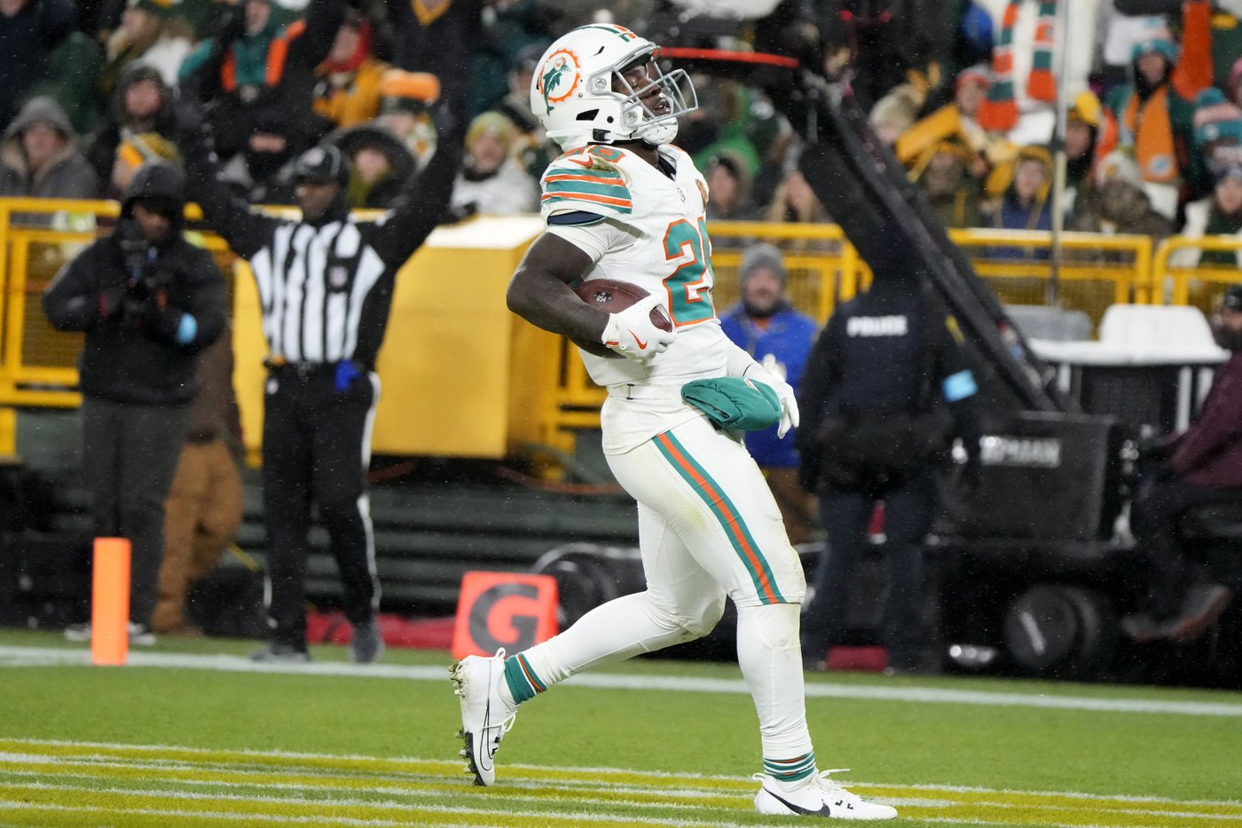 Dolphins' struggles in the cold continue with 30-17 loss to Packers at Lambeau Field | iNFOnews.ca