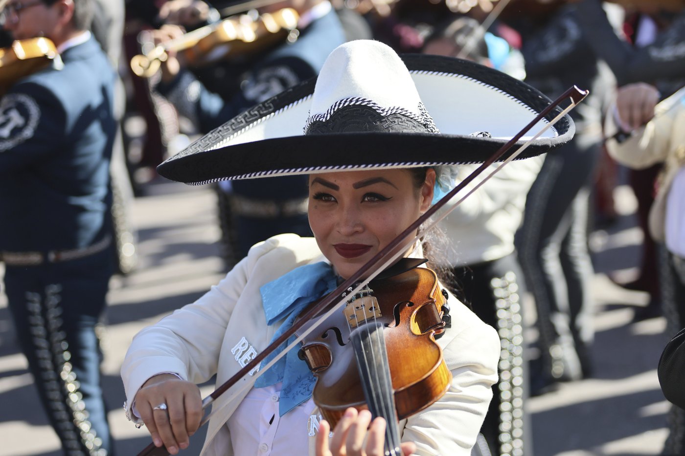 More than 1,000 mariachis belt out classics like 'Cielito Lindo' in a Mexico City plaza | iNFOnews.ca More than 1,000 mariachis belt out classics like 'Cielito Lindo' in a Mexico City plaza | iNFOnews.ca