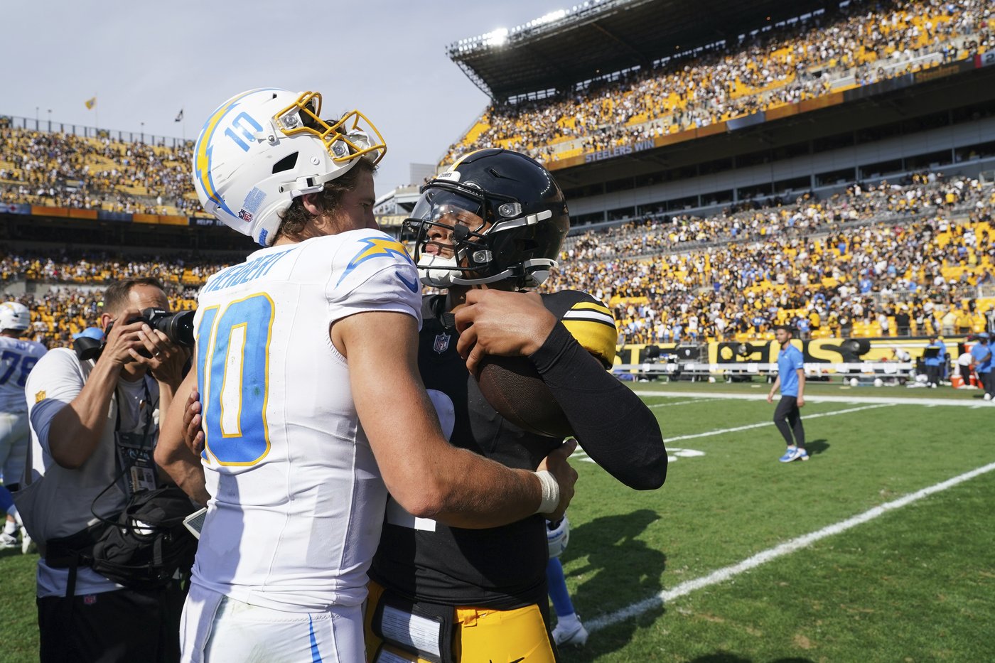Chargers QB Justin Herbert's bid to play on a balky right ankle ends with an early exit | iNFOnews.ca