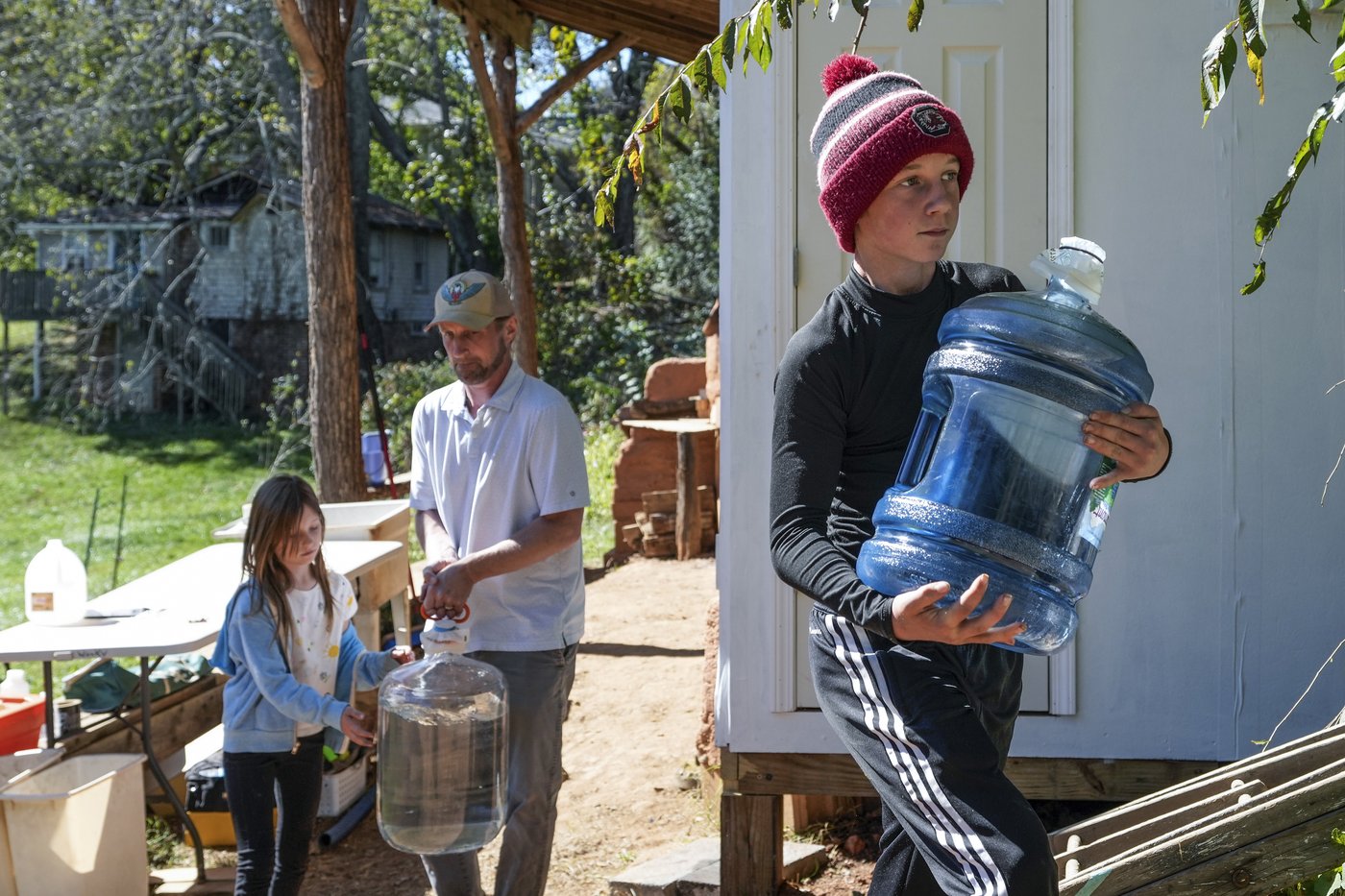 After hurricane, with no running water, residents organize to meet a basic need | iNFOnews.ca