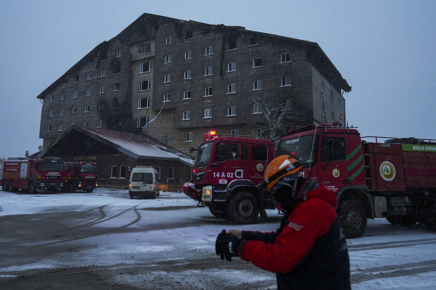 Witnesses at a Turkish ski resort stood helpless as people leaped out of a burning hotel | iNFOnews.ca Witnesses at a Turkish ski resort stood helpless as people leaped out of a burning hotel | iNFOnews.ca