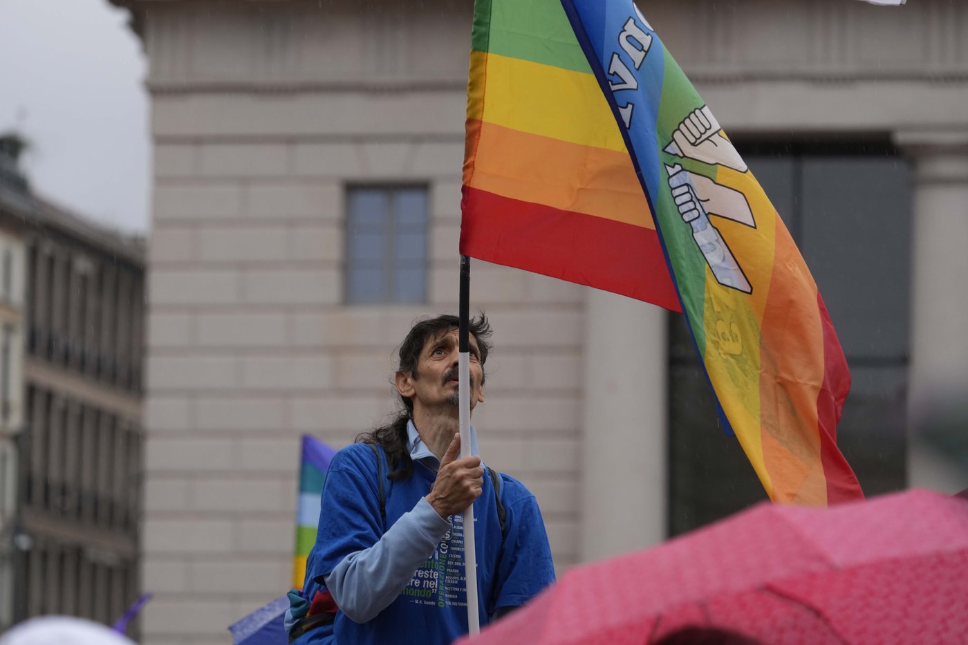 Tens of thousands of demonstrators march across Italy calling for an end to war worldwide | iNFOnews.ca Tens of thousands of demonstrators march across Italy calling for an end to war worldwide | iNFOnews.ca