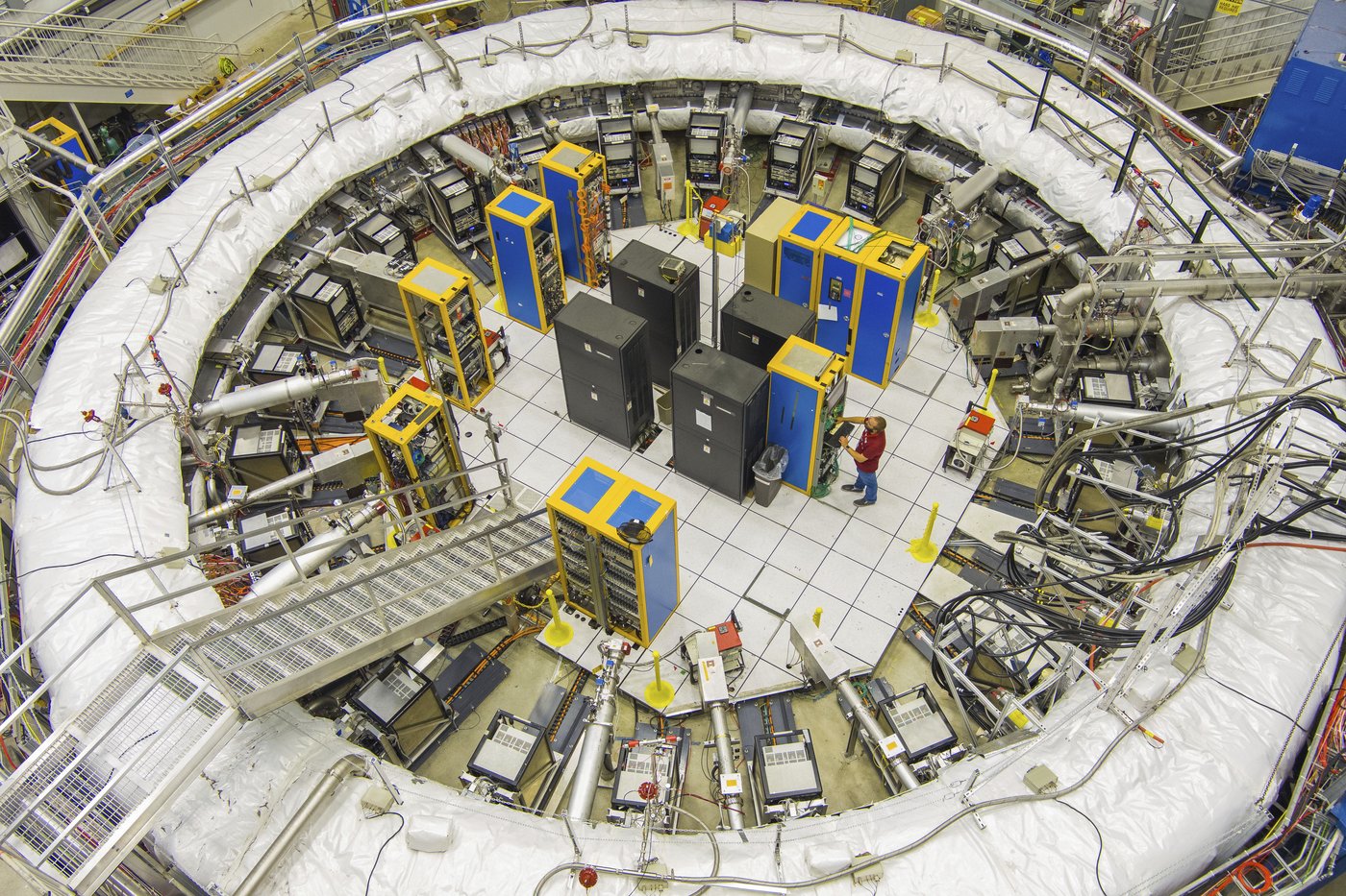 A long-running experiment finds a tiny particle is still acting weird | iNFOnews.ca