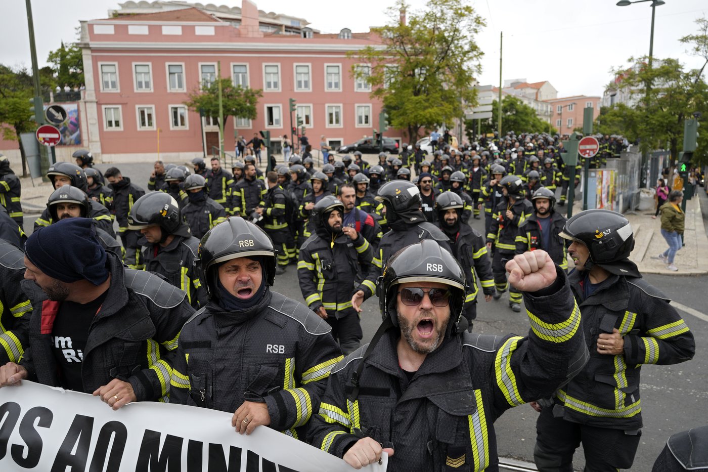 Portuguese firefighters protest outside parliament over labor conditions | iNFOnews.ca
