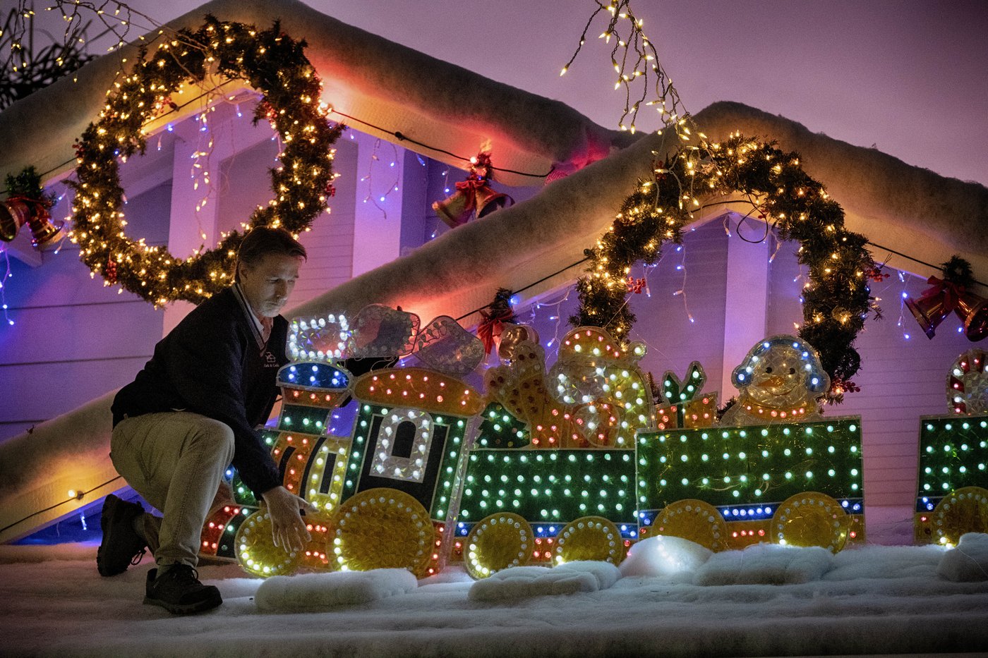 Elaborate holiday light displays are making spirits bright in a big way | iNFOnews.ca