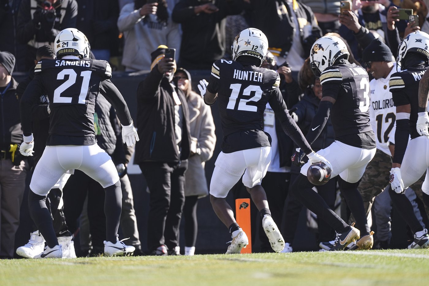 Hunter's big game bolsters Heisman hopes as No. 23 Colorado rolls to 52-0 win over Oklahoma State | iNFOnews.ca Hunter's big game bolsters Heisman hopes as No. 23 Colorado rolls to 52-0 win over Oklahoma State | iNFOnews.ca