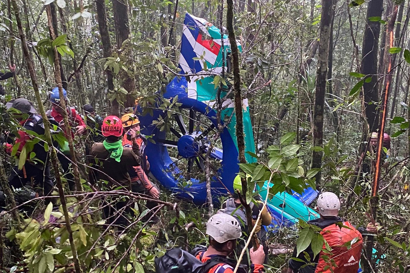 Indonesian rescuers find helicopter crash site on Borneo and recover 1 body so far | iNFOnews.ca