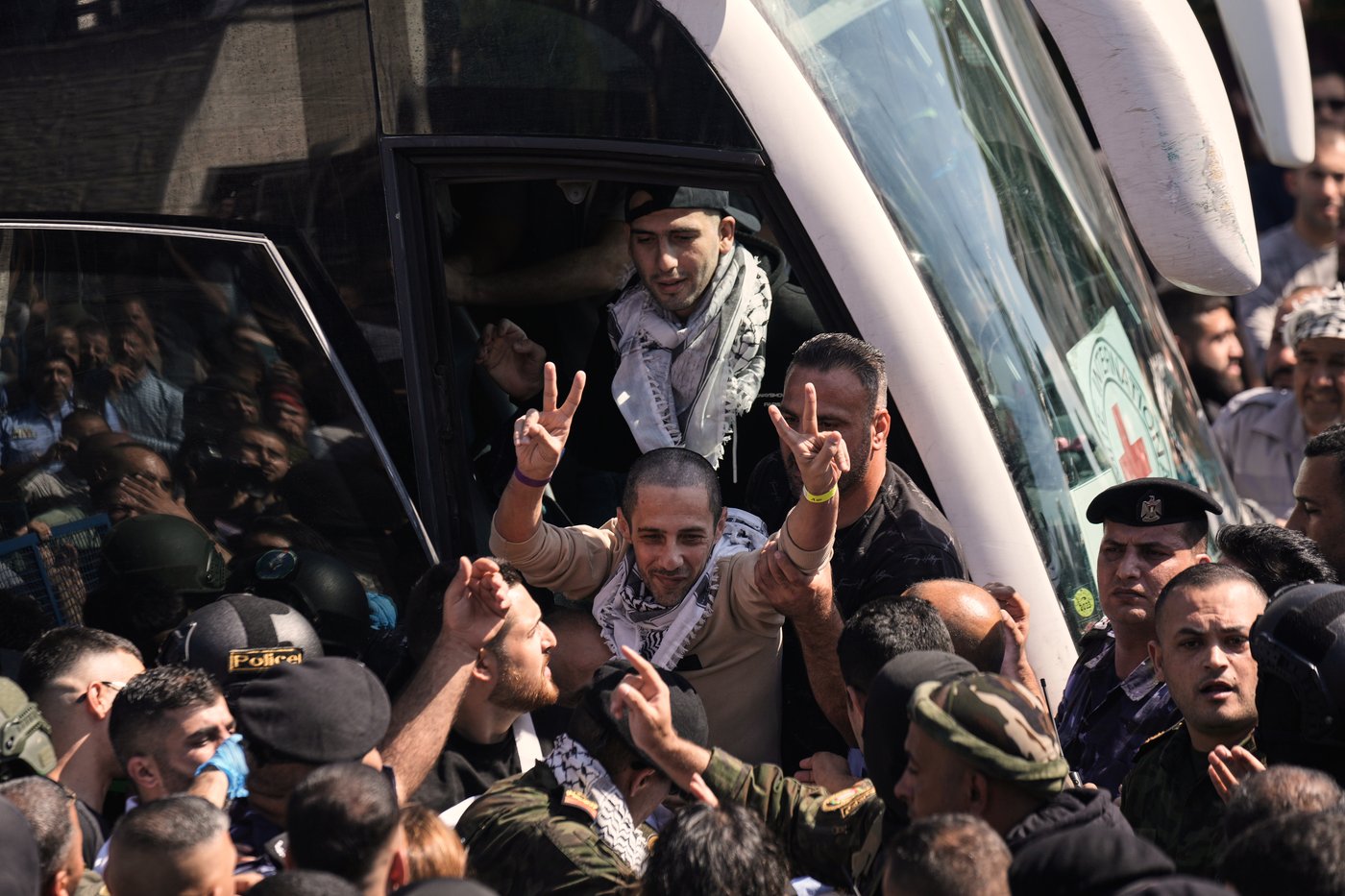 Palestinians celebrate as prisoners are released by Israel under Gaza ceasefire deal | iNFOnews.ca