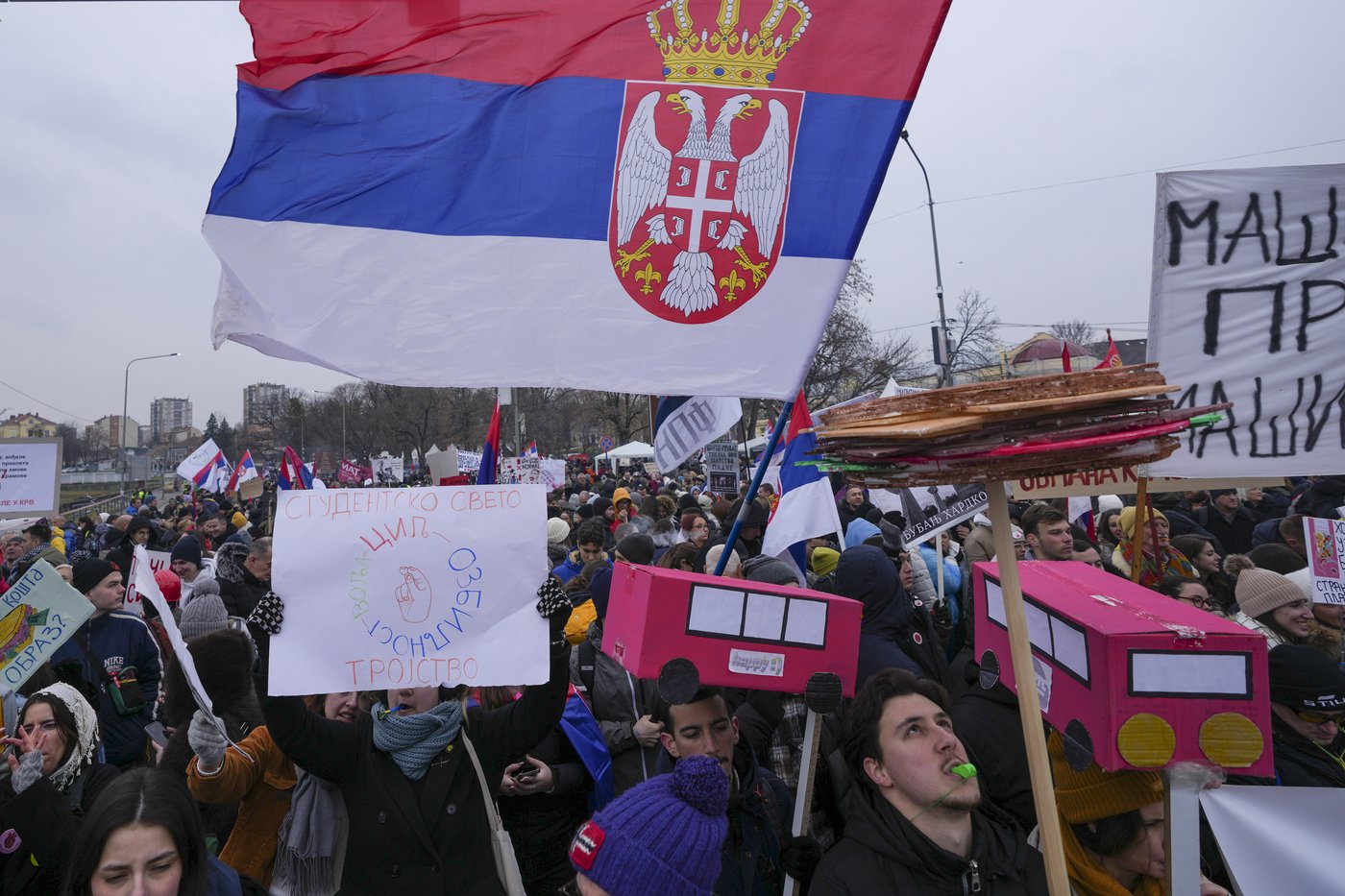 Serbia's protesting students and supporters of the president hold parallel rallies as tensions spike | iNFOnews.ca Serbia's protesting students and supporters of the president hold parallel rallies as tensions spike | iNFOnews.ca