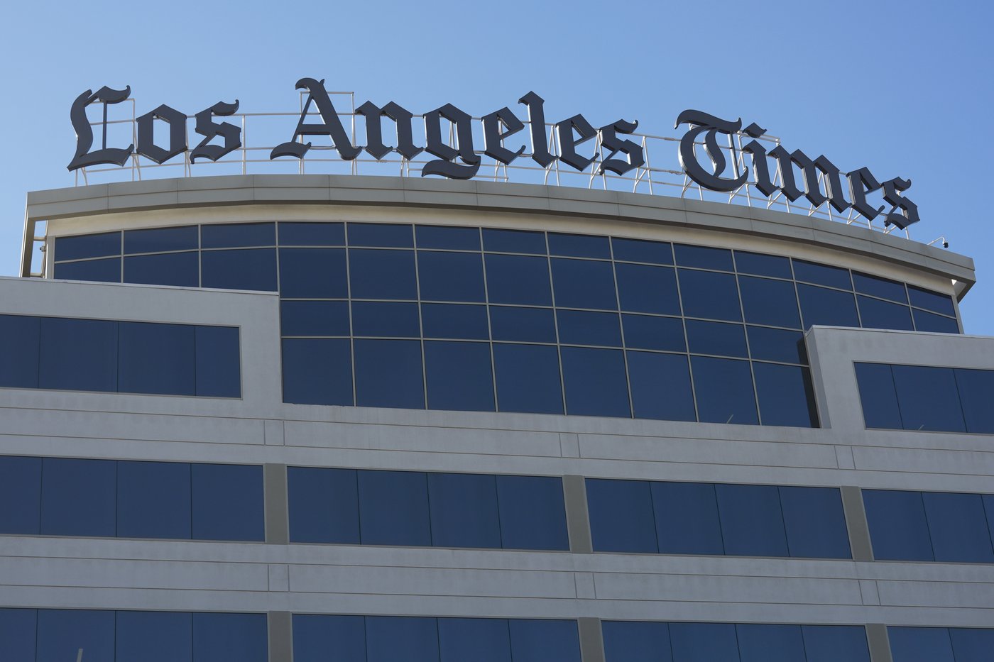 Los Angeles Times editor resigns after newspaper withholds presidential endorsement | iNFOnews.ca