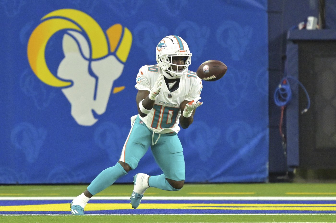 Tyreek Hill plays through wrist injury, scores to end touchdown drought in Dolphins' win over Rams | iNFOnews.ca Tyreek Hill plays through wrist injury, scores to end touchdown drought in Dolphins' win over Rams | iNFOnews.ca