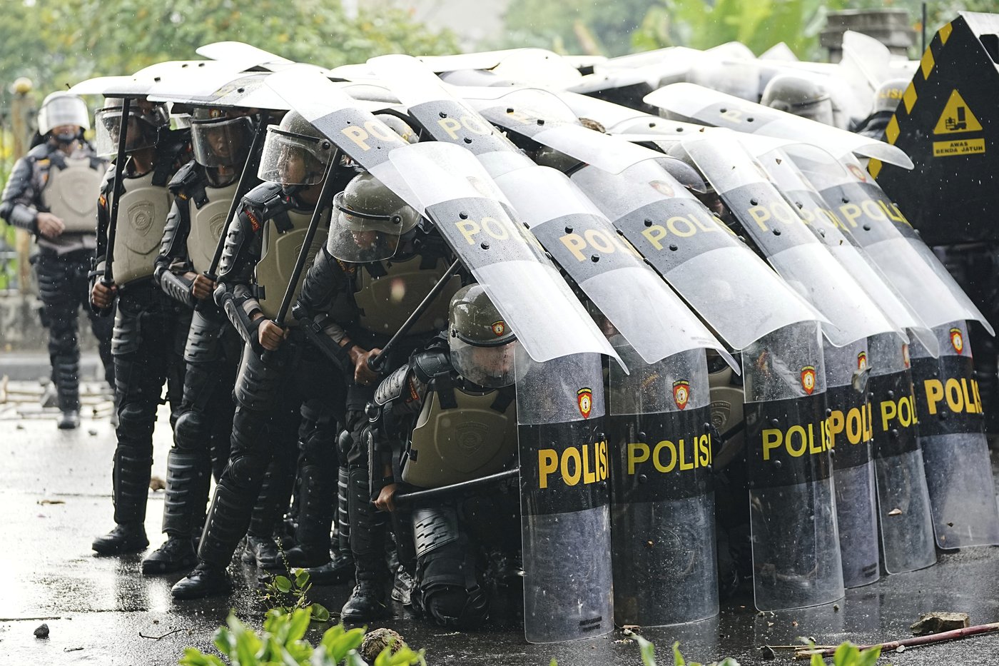 Photos of violent clashes between riot police and protesters in Indonesia | iNFOnews.ca