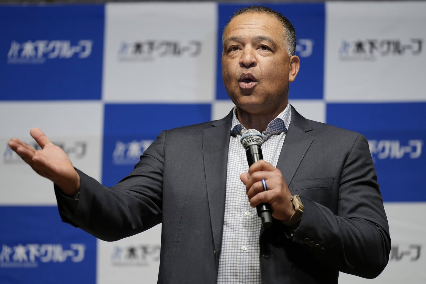 Does Shohei Ohtani still owe his manager Dave Roberts a new Porsche? | iNFOnews.ca Does Shohei Ohtani still owe his manager Dave Roberts a new Porsche? | iNFOnews.ca