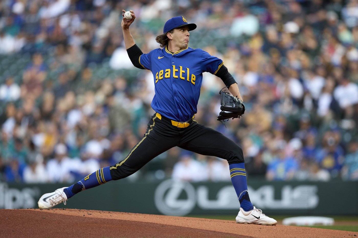 Gilbert leaves start early for Mariners and Moore's error helps Marlins win 8-4 | iNFOnews.ca