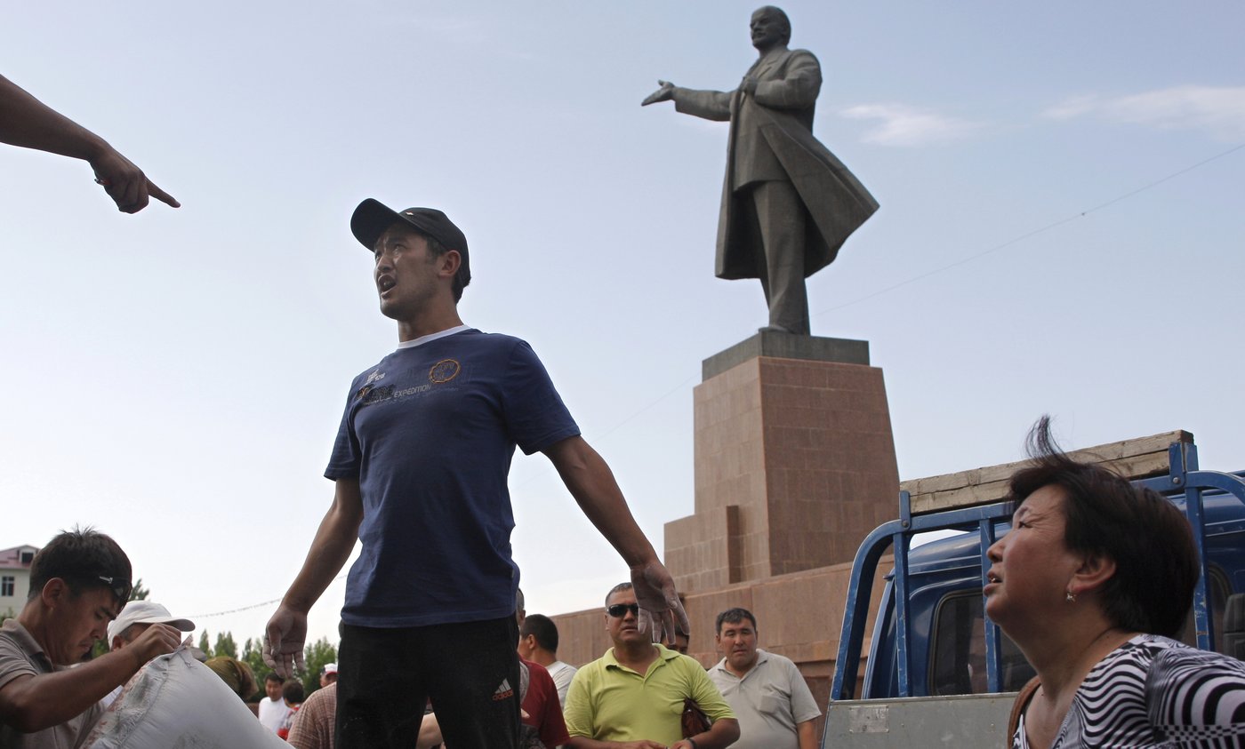 Kyrgyzstan removes towering Lenin statue from second city | iNFOnews.ca Kyrgyzstan removes towering Lenin statue from second city | iNFOnews.ca