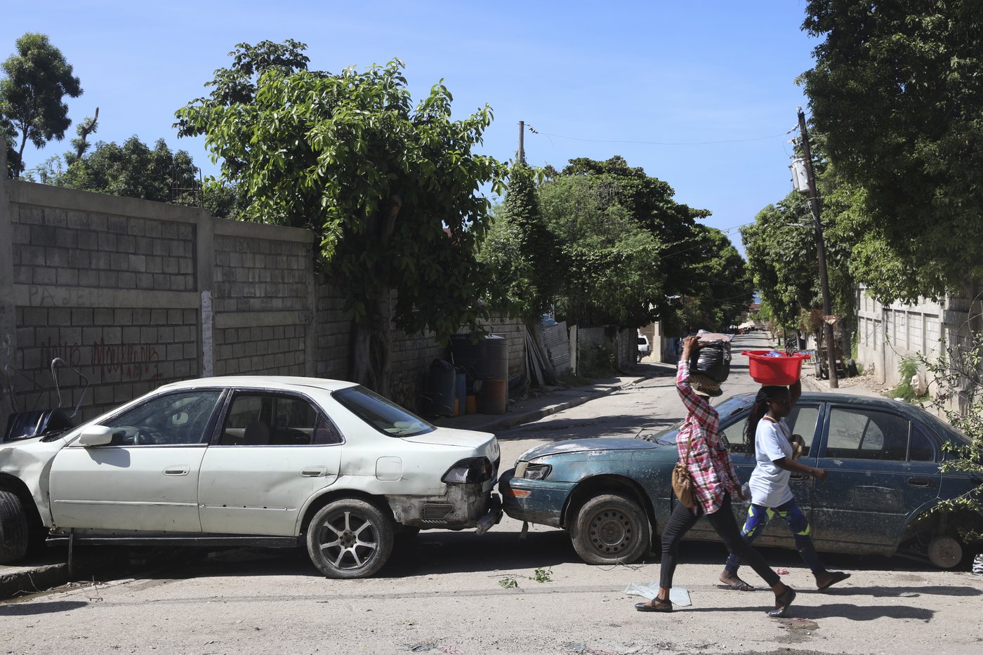 Spiraling Haiti violence and airline shutdowns cut families off from adoptive kids | iNFOnews.ca