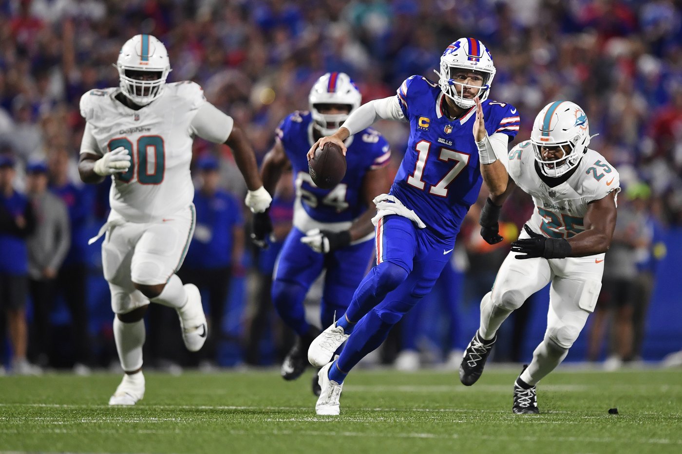 Josh Allen's 3 TD passes and Terrel Bernard's pick secure Bills' 31-21 win over spiraling Dolphins | iNFOnews.ca
