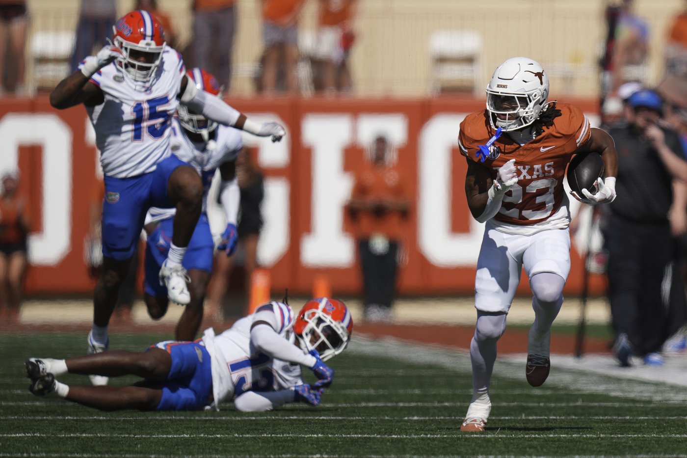 Ewers' 5 TD passes lead No. 5 Texas in 49-17 rout of struggling Florida | iNFOnews.ca Ewers' 5 TD passes lead No. 5 Texas in 49-17 rout of struggling Florida | iNFOnews.ca