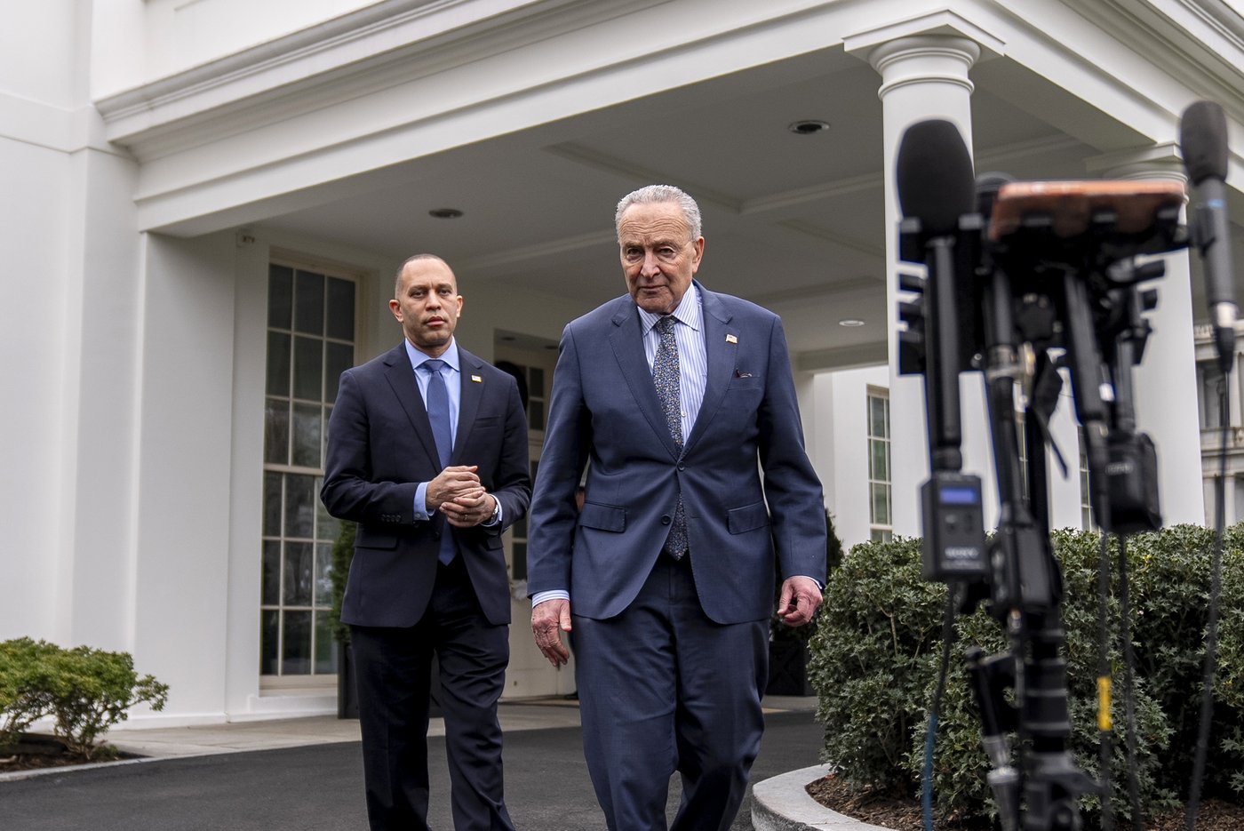 Shutdown standoff deepens ahead of crucial meeting at the White House | iNFOnews.ca Shutdown standoff deepens ahead of crucial meeting at the White House | iNFOnews.ca