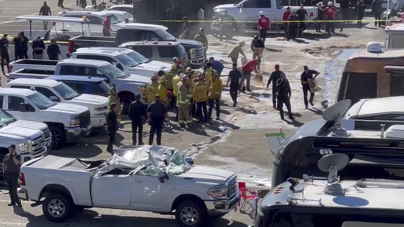 3 hurt when small plane crashes near Southern California dragstrip hosting racing event | iNFOnews.ca