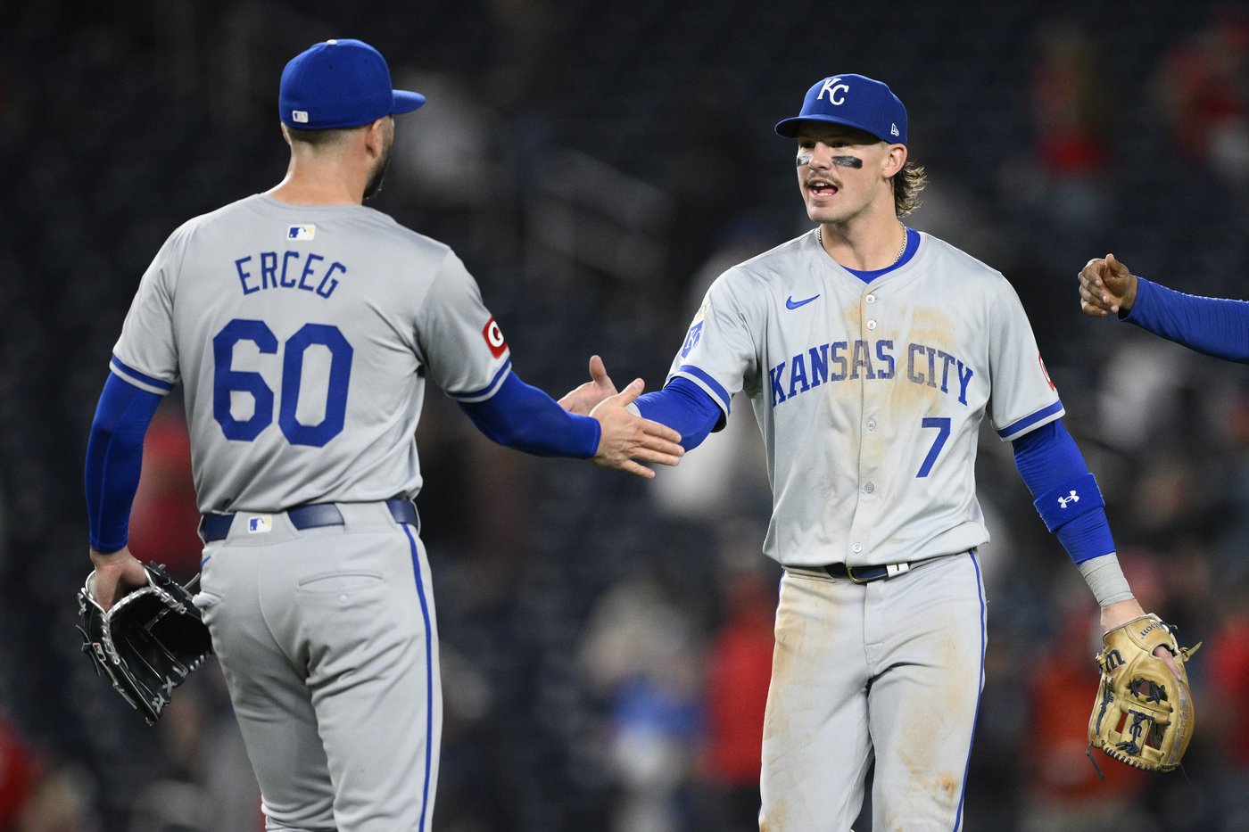Royals seize on throwing error in 10th to beat Nationals 1-0 and hold on to 2nd AL wild card | iNFOnews.ca Royals seize on throwing error in 10th to beat Nationals 1-0 and hold on to 2nd AL wild card | iNFOnews.ca