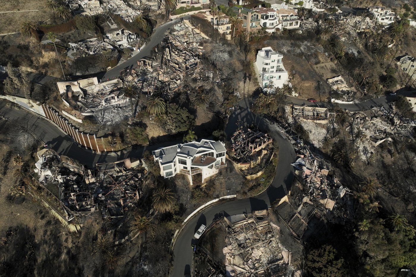 Ash and other dangers mean LA area residents who fled fires a week ago won't be going home soon | iNFOnews.ca Ash and other dangers mean LA area residents who fled fires a week ago won't be going home soon | iNFOnews.ca
