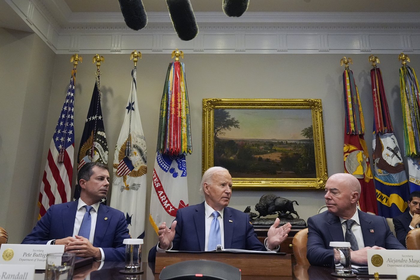 Harris and Biden are fanning out across the Southeast as devastation from Helene grows | iNFOnews.ca