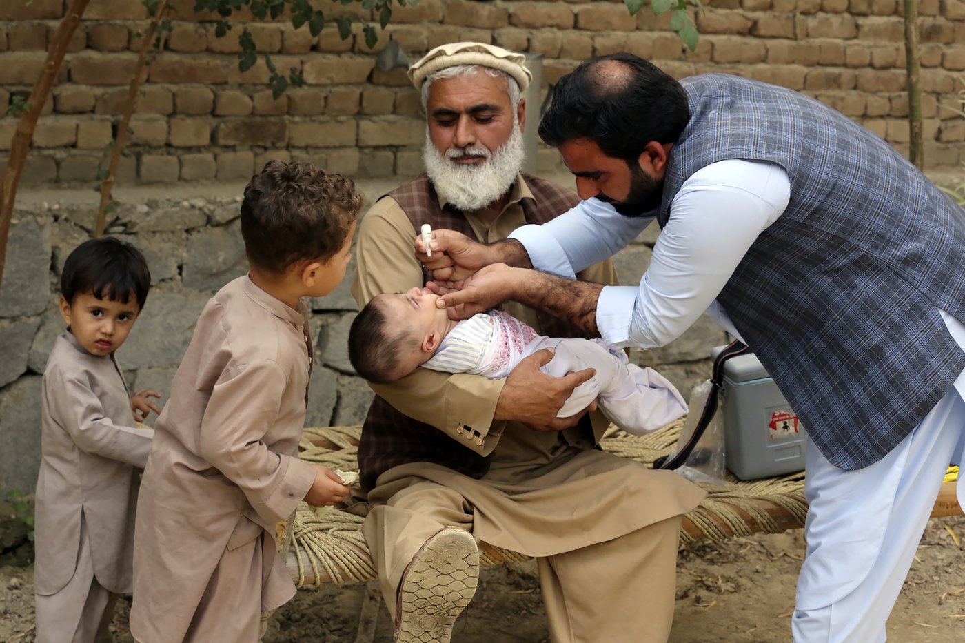 Attack on a health center used in an anti-polio campaign in Pakistan kills 2 police officers | iNFOnews.ca Attack on a health center used in an anti-polio campaign in Pakistan kills 2 police officers | iNFOnews.ca