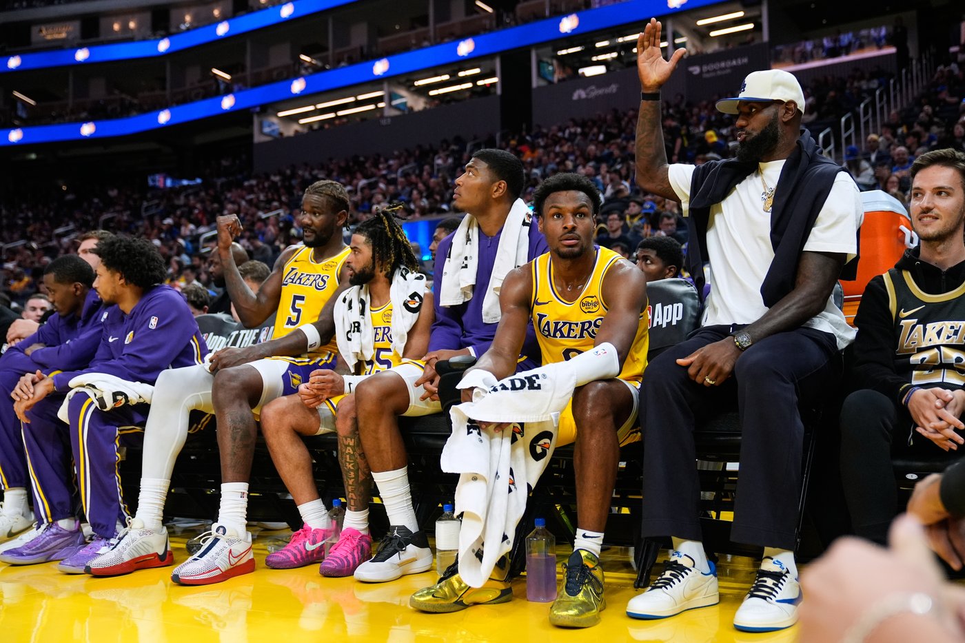 LeBron James will miss opening night of his record 23rd NBA season due to sciatica | iNFOnews.ca