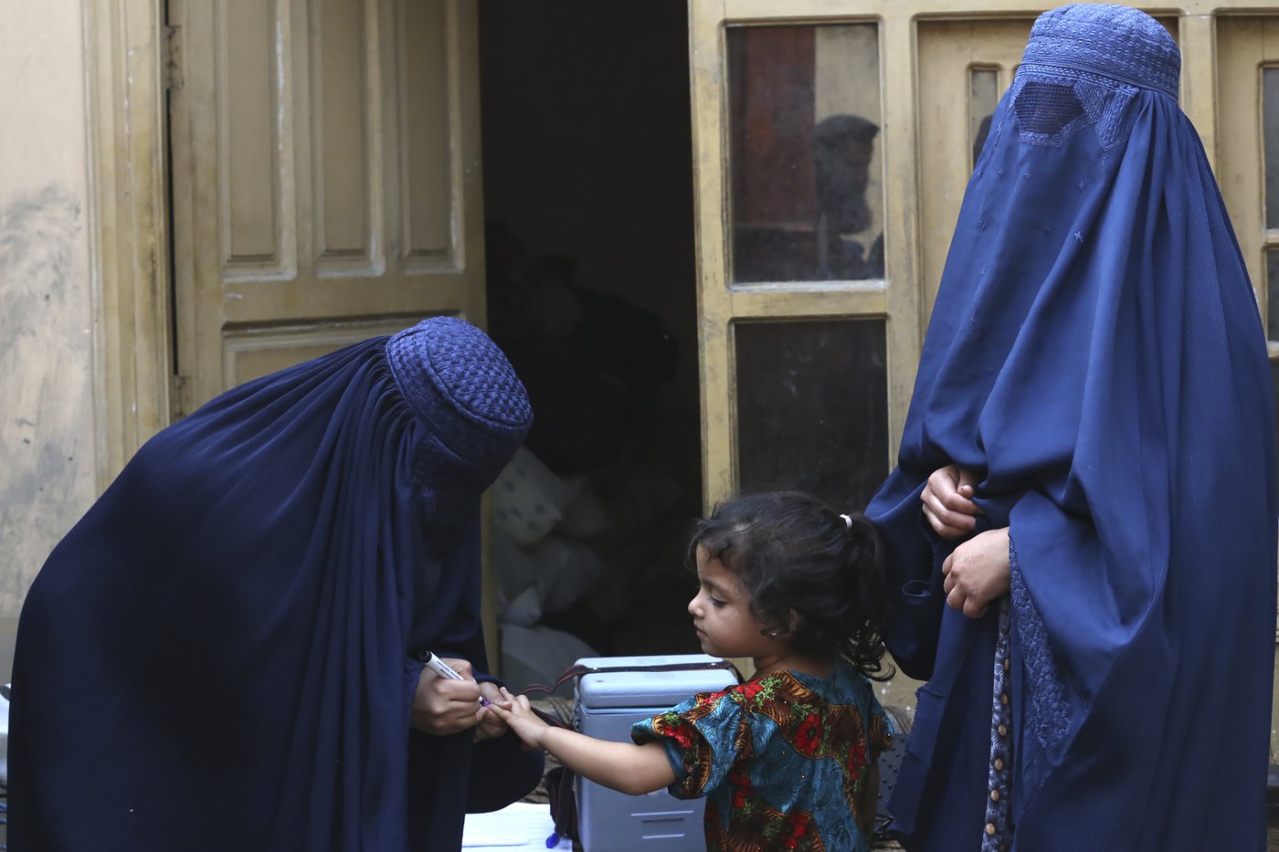 Attack on a health center used in an anti-polio campaign in Pakistan kills 2 police officers | iNFOnews.ca Attack on a health center used in an anti-polio campaign in Pakistan kills 2 police officers | iNFOnews.ca