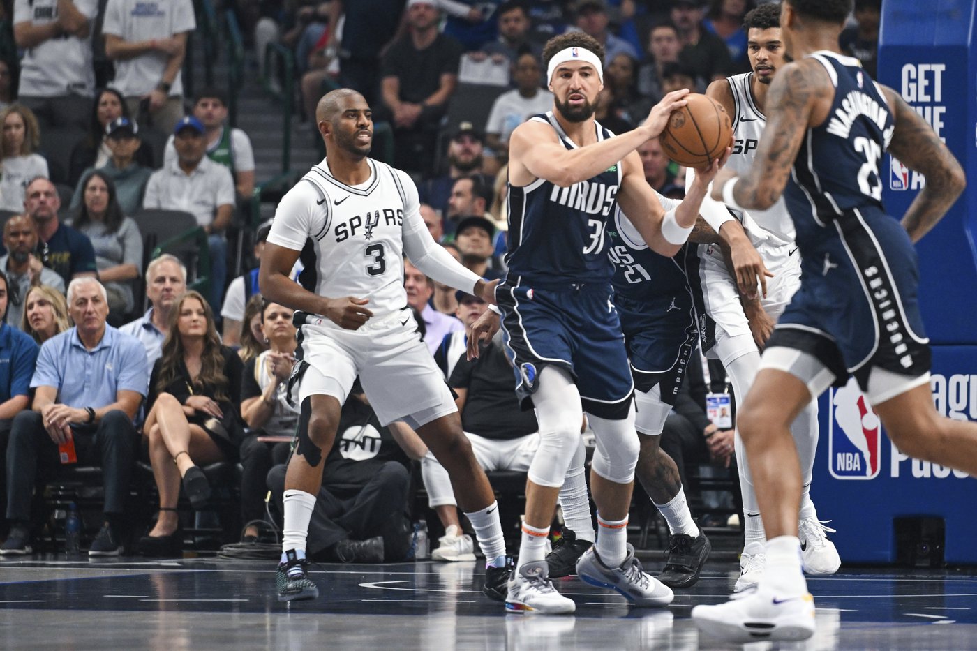 Doncic scores 28, Thompson adds 22 in Dallas debut as Mavs top Spurs 120-109 | iNFOnews.ca
