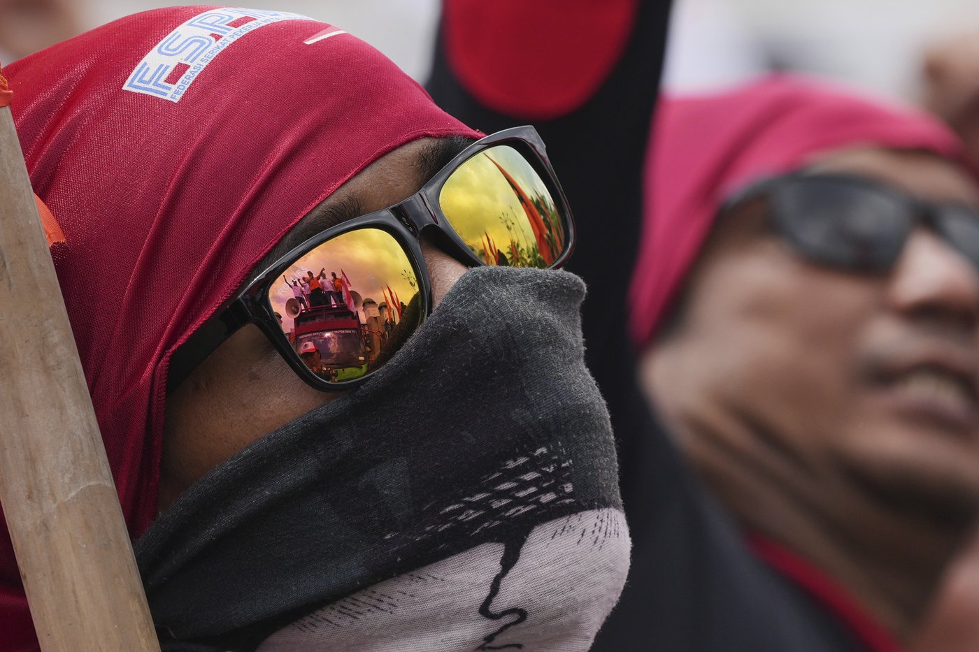 Photos of violent clashes between riot police and protesters in Indonesia | iNFOnews.ca