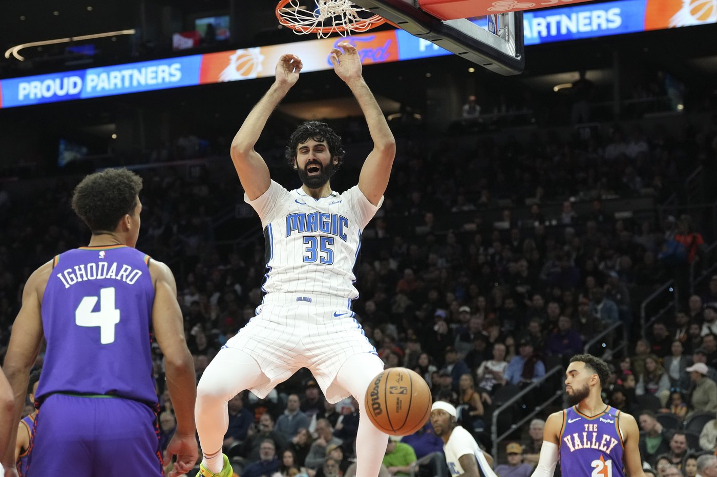 Wagner scores 32 points, Black adds 20 as Magic beat the Suns 109-99 | iNFOnews.ca