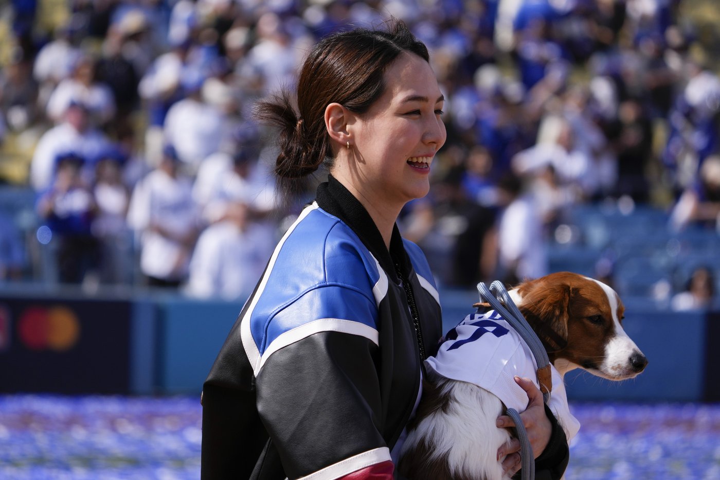 Shohei Ohtani brings his dog and addresses crowd in English as Dodgers celebrate World Series title | iNFOnews.ca