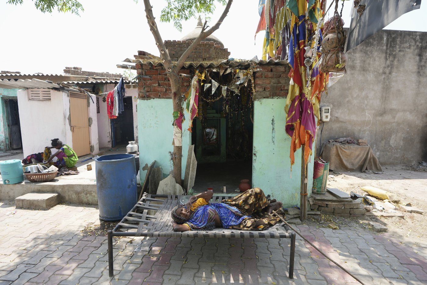 In one Indian city, reflective paint and bus stop sprinklers offer relief from killer heat | iNFOnews.ca