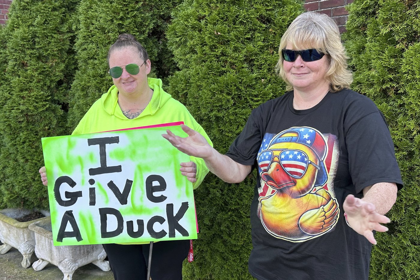 Karen Read supporter denies intimidating witnesses with rubber ducks and fake $100 bills | iNFOnews.ca Karen Read supporter denies intimidating witnesses with rubber ducks and fake $100 bills | iNFOnews.ca