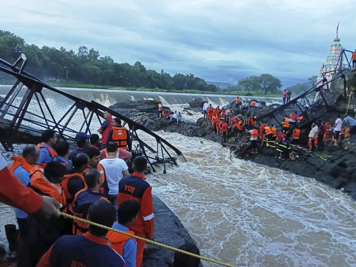 A bridge collapse at an Indian tourist site kills 2 and injures 32 | iNFOnews.ca A bridge collapse at an Indian tourist site kills 2 and injures 32 | iNFOnews.ca