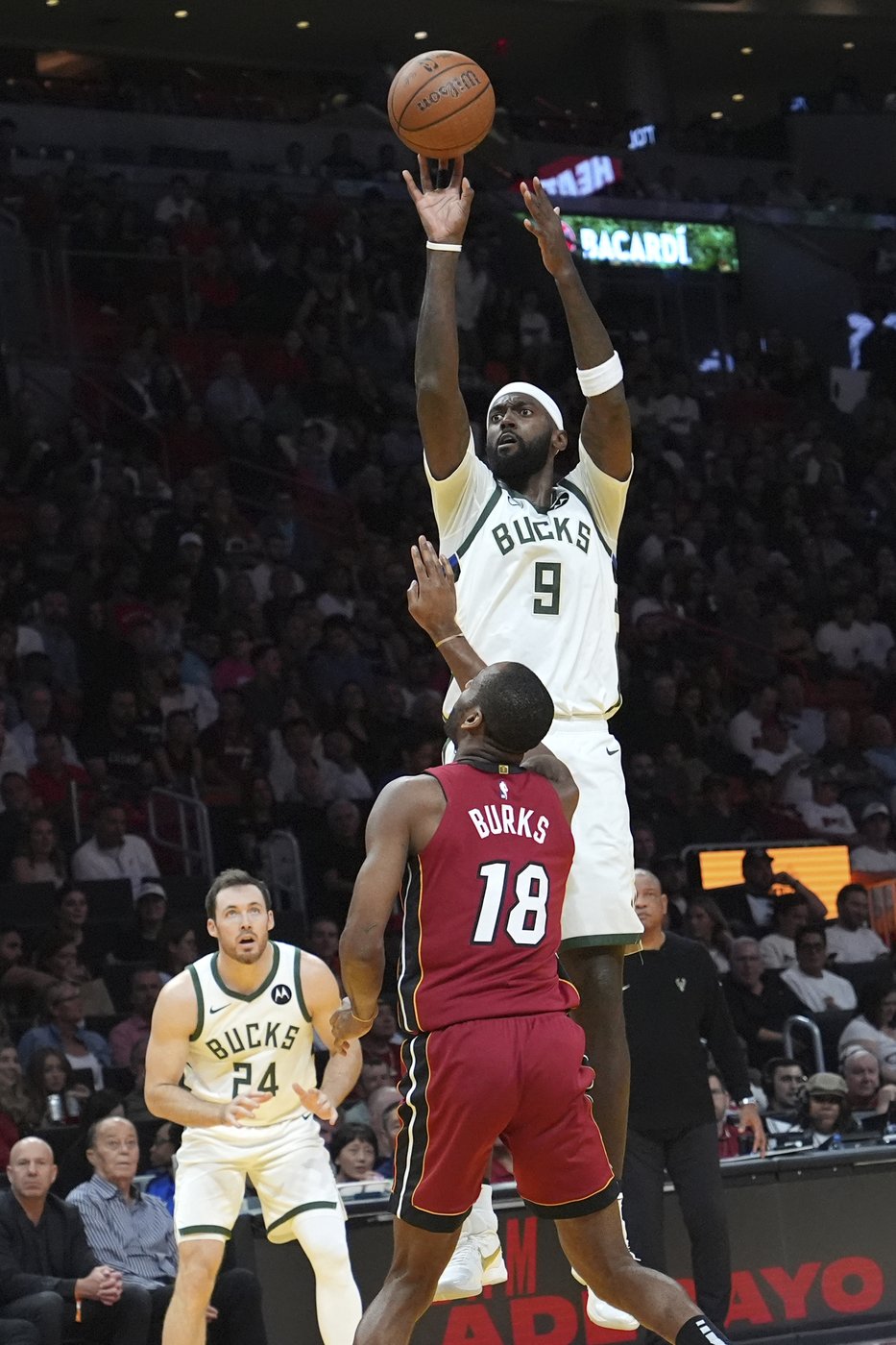 Lillard scores 37 points and Giannis-less Bucks hold off Heat 106-103 to move to 3-0 in Cup play | iNFOnews.ca Lillard scores 37 points and Giannis-less Bucks hold off Heat 106-103 to move to 3-0 in Cup play | iNFOnews.ca