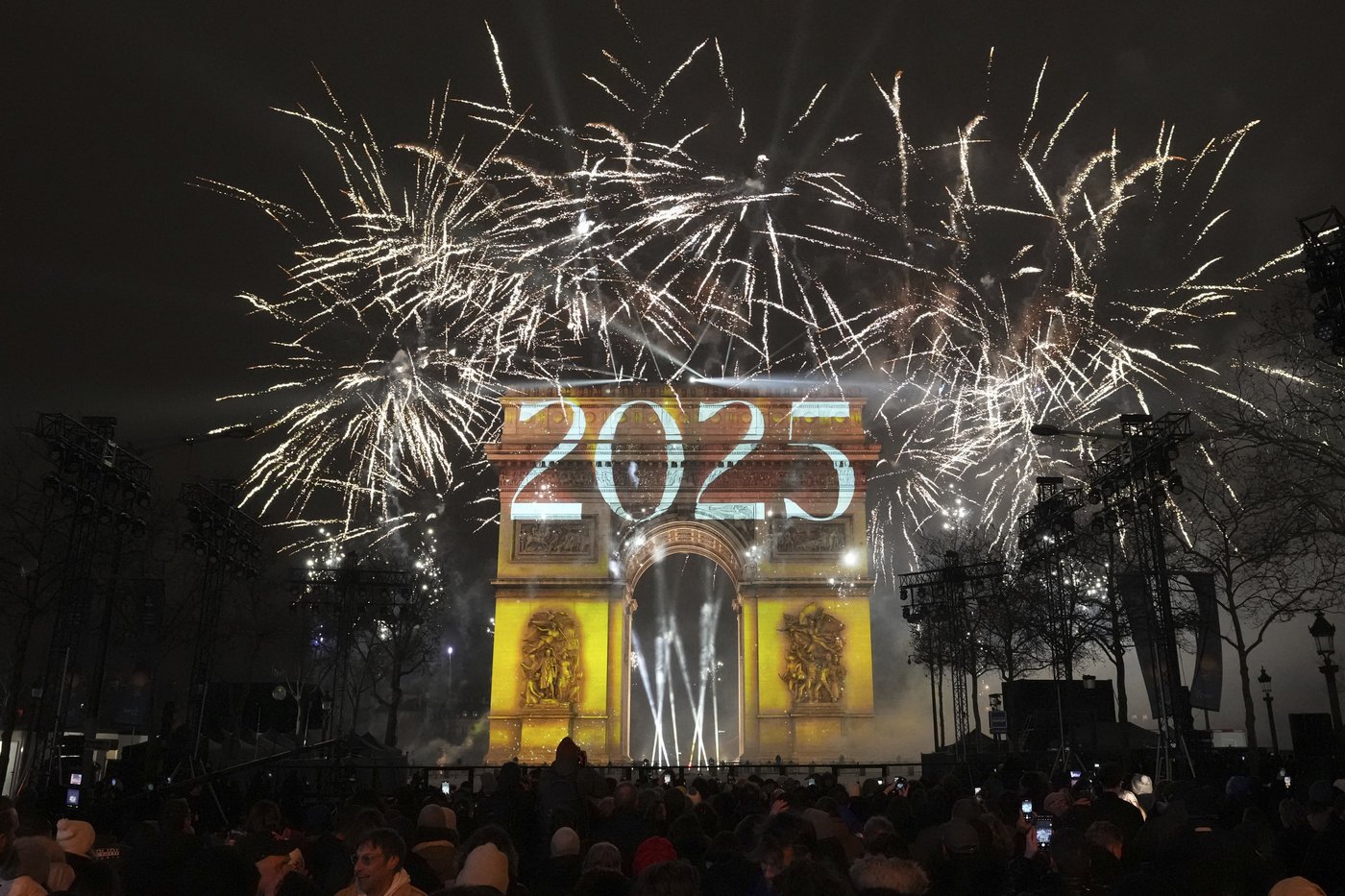 The world welcomes 2025 with light shows, embraces and ice plunges | iNFOnews.ca