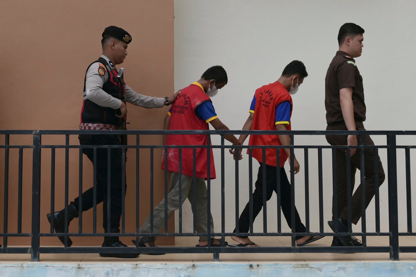 Islamic court in Indonesia sentences 2 men to public caning over sexual acts: kissing and hugging | iNFOnews.ca Islamic court in Indonesia sentences 2 men to public caning over sexual acts: kissing and hugging | iNFOnews.ca