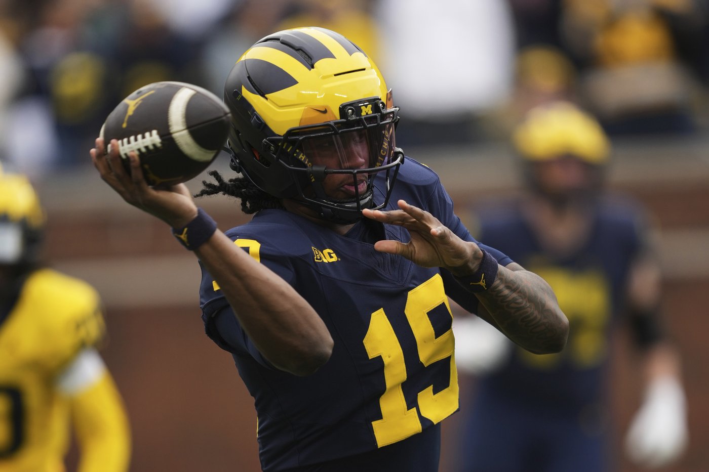Michigan quarterback Bryce Underwood displays growing pains and flashes of promise in spring game | iNFOnews.ca Michigan quarterback Bryce Underwood displays growing pains and flashes of promise in spring game | iNFOnews.ca