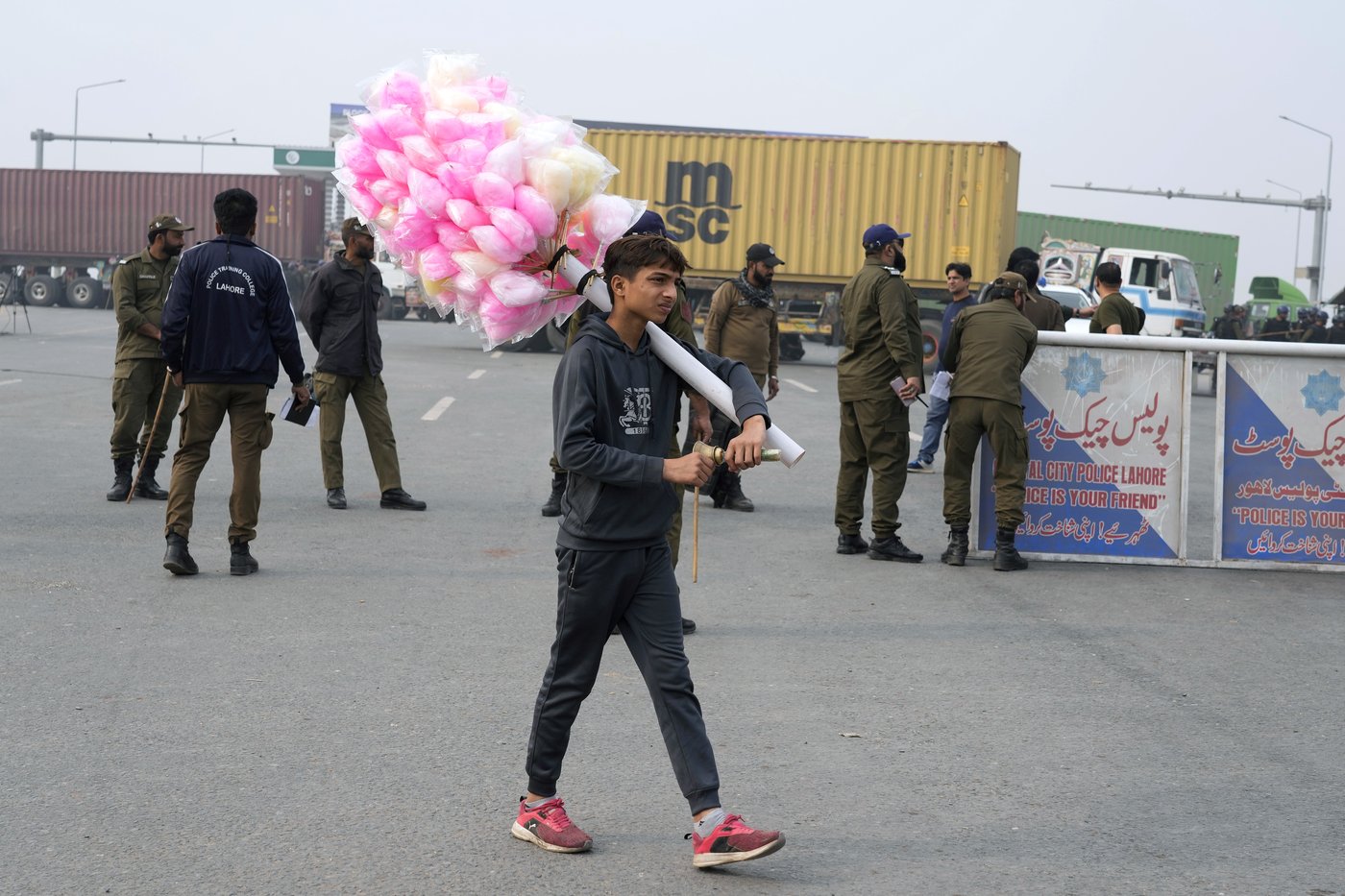 Pakistan seals off its capital ahead of a planned rally by Imran Khan supporters | iNFOnews.ca