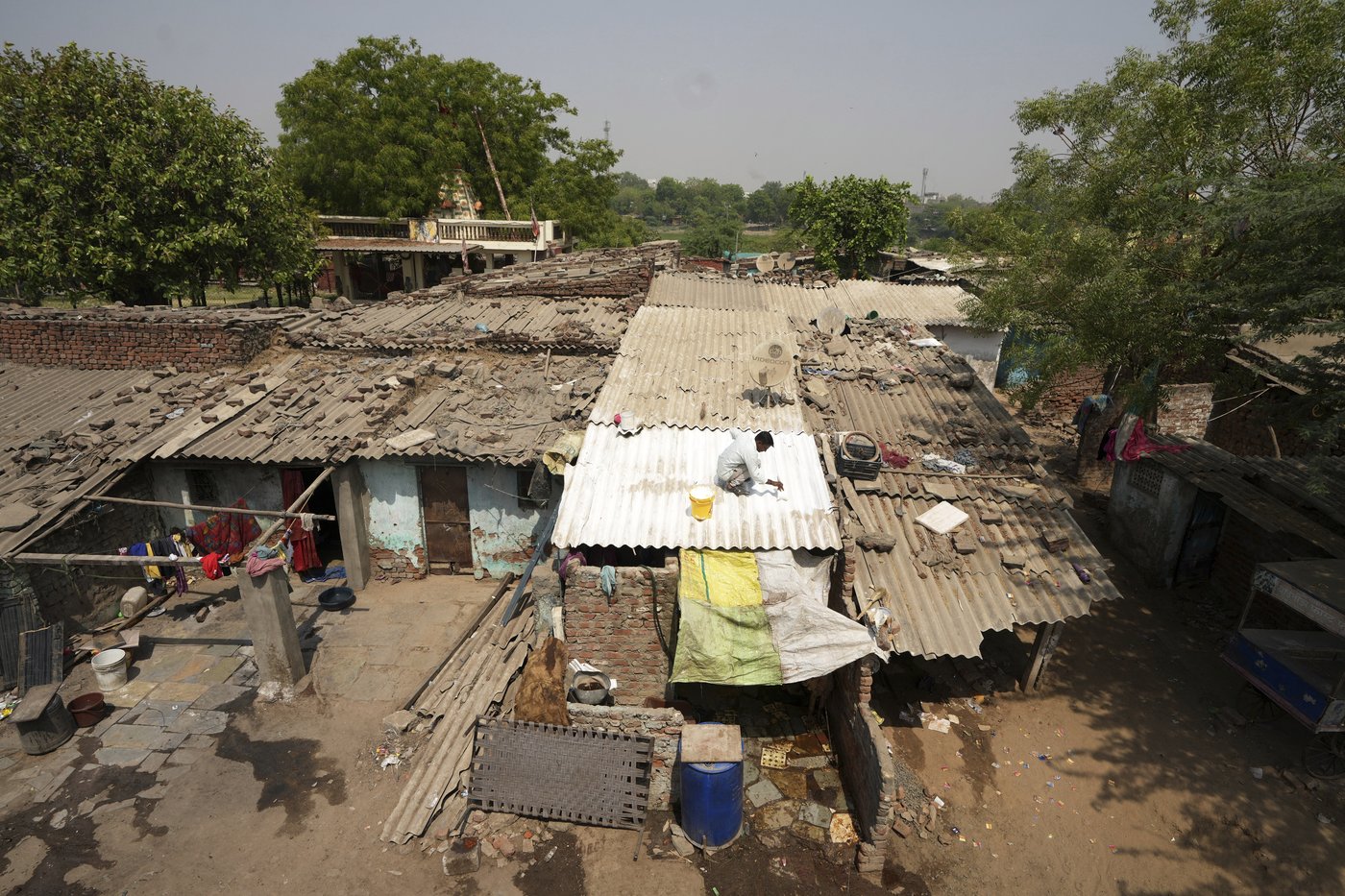 In one Indian city, reflective paint and bus stop sprinklers offer relief from killer heat | iNFOnews.ca