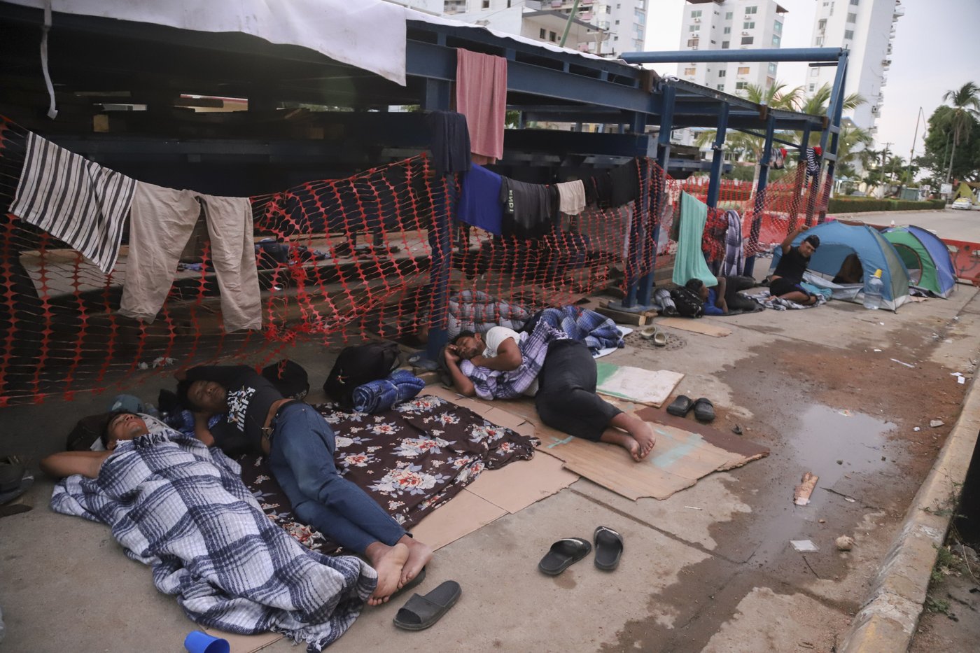 Mexico drops migrants in troubled resort as it disperses them far from US border | iNFOnews.ca Mexico drops migrants in troubled resort as it disperses them far from US border | iNFOnews.ca